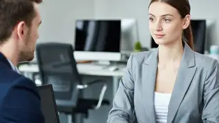 Un hombre va a una entrevista de trabajo y los de Recursos Humanos se quedan sin palabras al ver cómo responde las preguntas Un hombre va a una entrevista de trabajo y los de Recursos Humanos se quedan sin palabras al ver cómo responde las preguntas