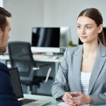 Un hombre va a una entrevista de trabajo y los de Recursos Humanos se quedan sin palabras al ver c&oacute;mo responde las preguntas