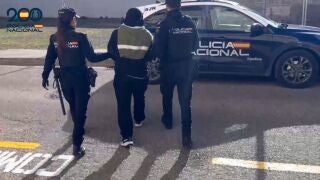 Agentes de la Polic&iacute;a Nacional con uno de los detenidos por la paliza a un hombre en Manacor. REMITIDA / HANDOUT por POLIC&Iacute;A NACIONAL Fotograf&iacute;a remitida a medios de comunicaci&oacute;n exclusivamente para ilustrar la noticia a la que hace referencia la imagen, y citando la procedencia de la imagen en la firma 07/02/2026