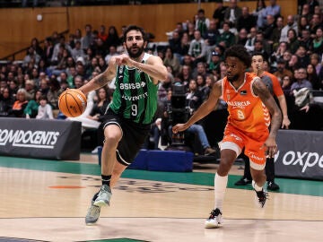 Ricky escapa de la defensa de Montero en el partido entre el Joventut y el Valencia en el Ol&iacute;mpico