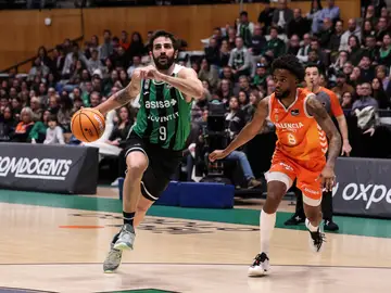 Ricky escapa de la defensa de Montero en el partido entre el Joventut y el Valencia en el Olímpico Ricky escapa de la defensa de Montero en el partido entre el Joventut y el Valencia en el Olímpico