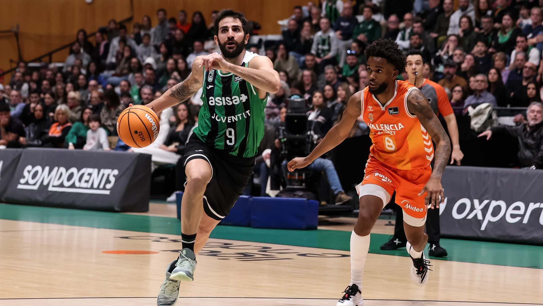 Ricky escapa de la defensa de Montero en el partido entre el Joventut y el Valencia en el Olímpico