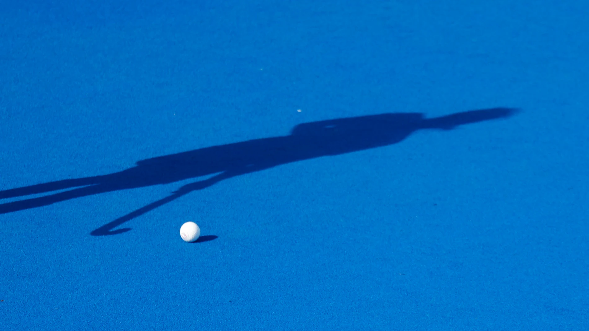 VALENCIA, 08/02/2026.- Sombra de la jugadora belga de hockey hierba Stephanie Vanden Borre durante su partido de la FIH Pro League disputado contra España este domingo en el Estadio Beteró de Valencia. EFE/ Kai Försterling
