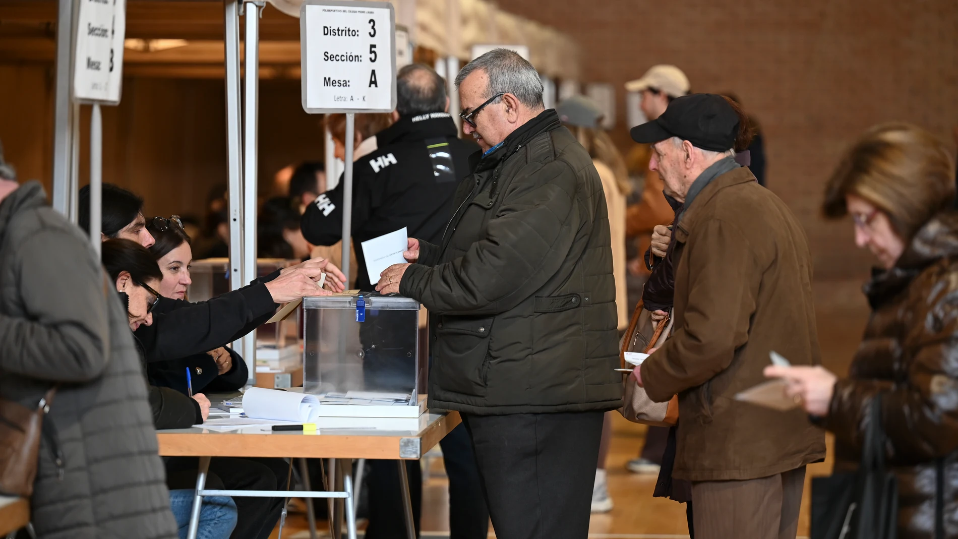 Aragoneses votan en un colegio electoral, a 8 de febrero de 2026, en Huesca, Aragón (España). Los aragoneses están convocados hoy a las urnas para elegir a sus representantes en las Cortes de Aragón, unos comicios autonómicos convocados de forma anticipada tras la decisión del presidente del Gobierno de Aragón, Jorge Azcón, de disolver el parlamento en medio de un bloqueo político para la aprobación de los presupuestos regionales. 08 FEBRERO 2026 ELECCIONES AUTONÓMICAS Verónica Lacasa / E...