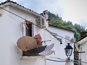 UBRIQUE (C&Aacute;DIZ), 08/02/2026.- Paraguas puestos a secar en la localidad gaditana de Ubrique este domingo tras el paso de las borrascas. EFE/ Rom&aacute;n R&iacute;os
