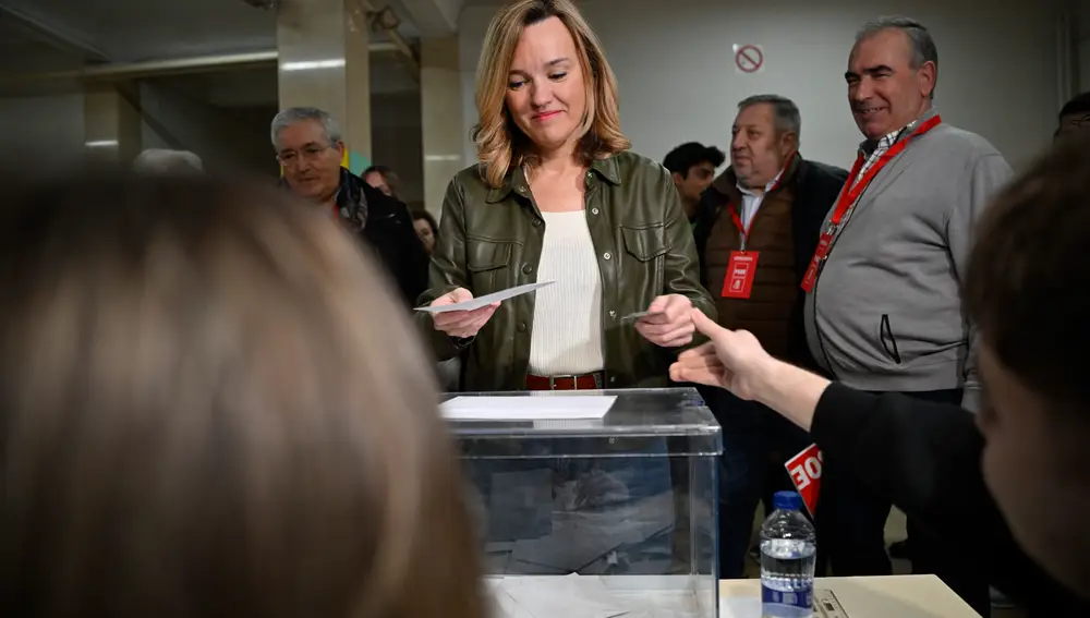 Pilar Alegría ejerce su derecho al voto en Zaragoza