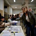 La candidata del PSOE, Pilar Alegr&iacute;a, votando en la jornada electoral del 8F en Arag&oacute;n