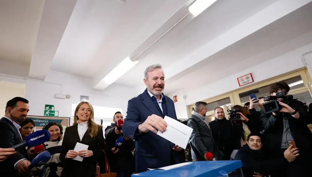 Jorge Azcón, este domingo en el colegio IES Virgen del Pilar de Zaragoza, ejerce su derecho al voto