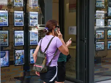 Imagen del escaparate de una inmobiliaria. Imagen del escaparate de una inmobiliaria.