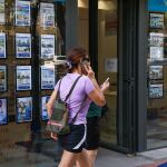 Imagen del escaparate de una inmobiliaria. 