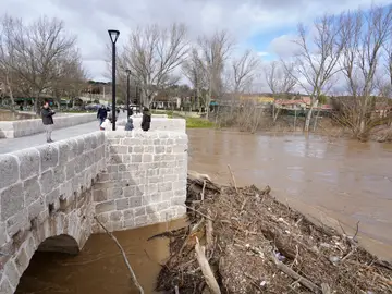 Aumento del caudal del río Pisuerga a su paso por la localidad vallisoletana de Simancas Aumento del caudal del río Pisuerga a su paso por la localidad vallisoletana de Simancas