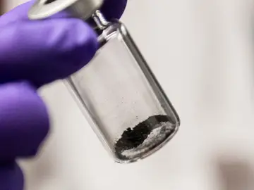 Analizando una preciosa mota de polvo espacial no más grande que una cucharadita, el equipo de Penn State utilizó instrumentos personalizados capaces de medir isótopos, ligeras variaciones en la masa de los átomos. Analizando una preciosa mota de polvo espacial no más grande que una cucharadita, el equipo de Penn State utilizó instrumentos personalizados capaces de medir isótopos, ligeras variaciones en la masa de los átomos.