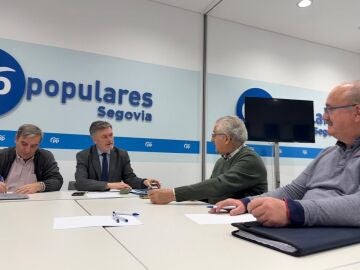 El secretario general del Partido Popular de Castilla y Le&oacute;n (PPCyL) y n&uacute;mero uno del Partido Popular de Segovia a las Cortes regionales, Francisco V&aacute;zquez, acompa&ntilde;ado de Elena Rinc&oacute;n, Jos&eacute; Luis Sanz Merino y Elisabet L&aacute;zaro, integrantes de la candidatura popular mantienen un encuentro con la Asociaci&oacute;n Cultural Deportiva Andariegos Segovianos