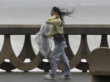 MURCIA.-El viento, las olas y sobre todo la lluvia pondr&aacute;n ma&ntilde;ana en aviso a casi toda Espa&ntilde;a, con tres CCAA en nivel naranja