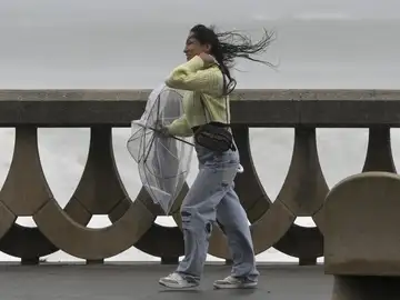 MURCIA.-El viento, las olas y sobre todo la lluvia pondrán mañana en aviso a casi toda España, con tres CCAA en nivel naranja MURCIA.-El viento, las olas y sobre todo la lluvia pondrán mañana en aviso a casi toda España, con tres CCAA en nivel naranja
