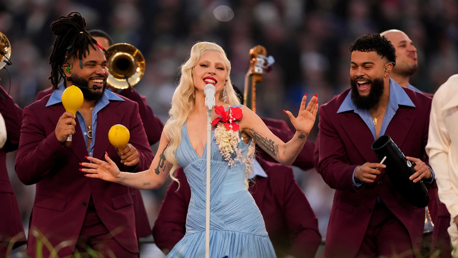Lady Gaga reaparece en la Super Bowl 2026 con un vestido azul cielo cargado de simbolismo: el look que elevó la actuación de Bad Bunny