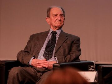 Albares impone la Gran Cruz de Isabel la Cat&oacute;lica a S&aacute;nchez-Albornoz: "Pocos han hecho tanto por la naci&oacute;n espa&ntilde;ola"