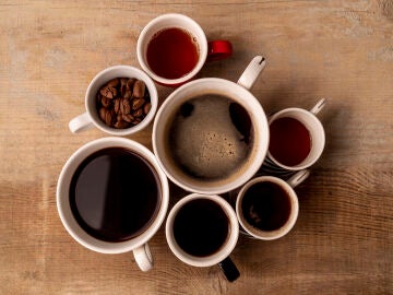 Tazas de caf&eacute; sobre fondo de madera