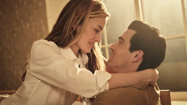 'Love Story: John F. Kennedy Jr. & Carolyn Bessette' MADRID (ESPAÑA), 09/02/2026.- Llega a la plataforma Disney+ la miniserie 'Love Story: John F. Kennedy Jr. & Carolyn Bessette', que lleva la firma de Ryan Murphy, y explora la extraordinaria historia de amor de la icónica pareja formada por John F. Kennedy Jr. y Carolyn Bessette, interpretados por Paul Anthony Kelly y Sarah Pidgeon. El reparto cuenta con Naomi Watts como estrella invitada en el papel de la glamurosa Jackie Kennedy. EFE/Kurt Iswarienko/FX / SOLO USO EDITORIAL/SOLO DISPONIBLE PA...