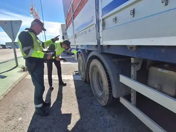 Tráfico.- La DGT controlará esta semana más de un millar de camiones y autobuses en las carreteras de la Región Agentes de la Guardia Civil durante la campaña REMITIDA / HANDOUT por Guardia Civil Fotografía remitida a medios de comunicación exclusivamente para ilustrar la noticia a la que hace referencia la imagen, y citando la procedencia de la imagen en la firma 09/02/2026
