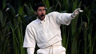 Bad Bunny se viste de Zara en la Super Bowl y sorprende a 127 millones de personas celebrando una boda en directo