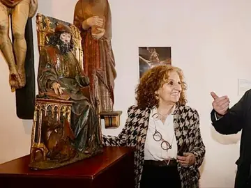 María y Pedro Ramón junto con la talla recuperada y que ha vuelto a Palencia María y Pedro Ramón junto con la talla recuperada y que ha vuelto a Palencia