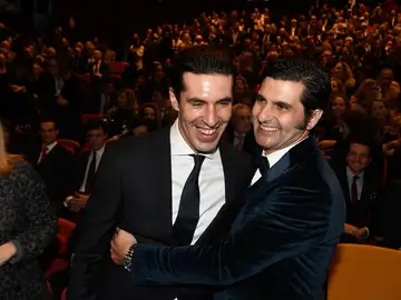 Los diestros Talavante y Morante, durante la gala de presentación del cartel pictórico de la temporada taurina de Sevilla de 2026. Los diestros Talavante y Morante, durante la gala de presentación del cartel pictórico de la temporada taurina de Sevilla de 2026.