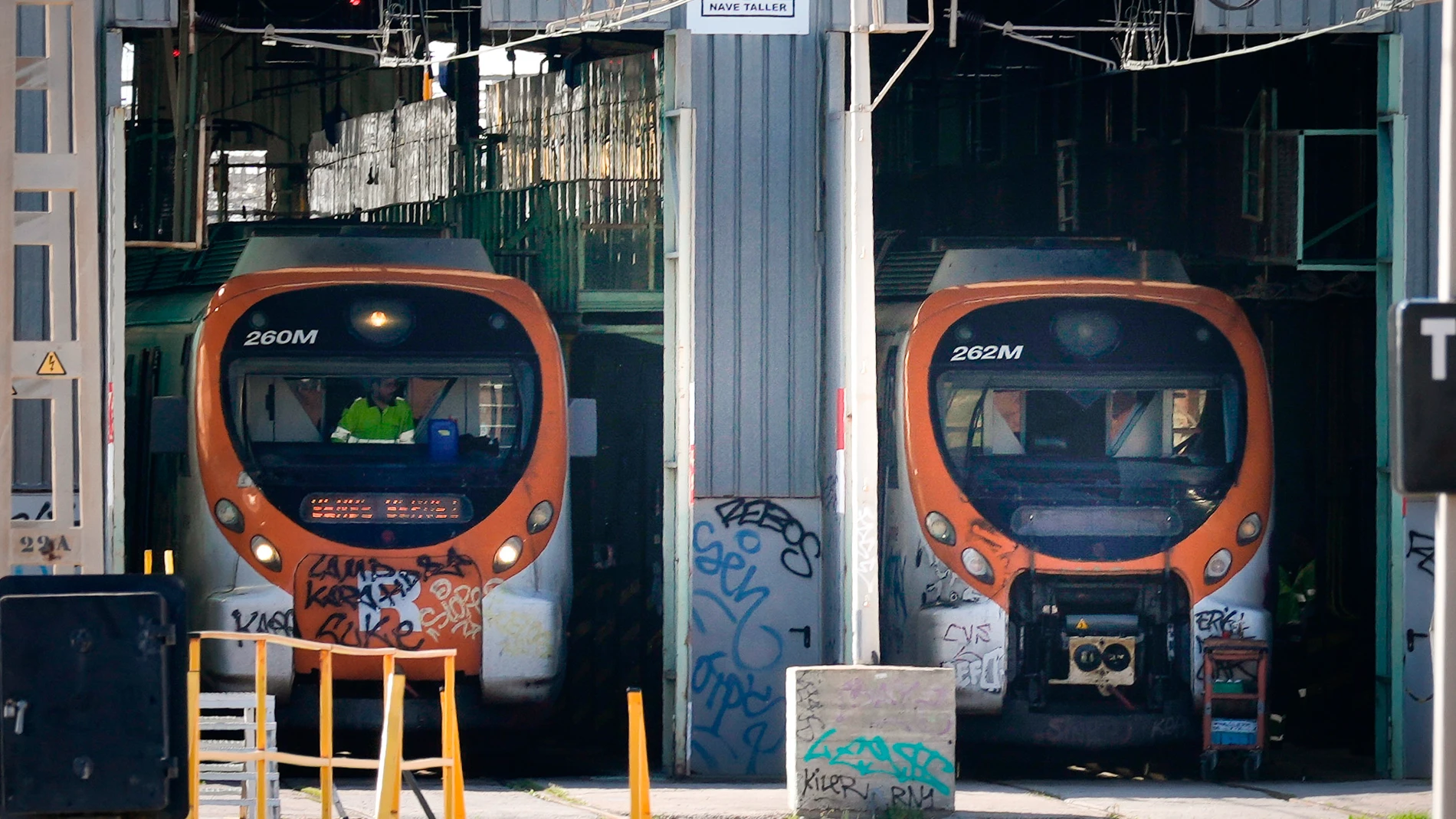 GRAFCAT8048. MATARÓ (BARCELONA), 09/02/2026.- Aspecto de las cocheras de la Estación de Mataró (Barcelona) este lunes cuando la huelga del sector ferroviario está agravando los problemas ya crónicos en las últimas tres semanas del servicio de Rodalies, que acumula importantes retrasos y cancelaciones desde primera hora, sin que se cumplan los servicios mínimos. EFE/Enric Fontcuberta