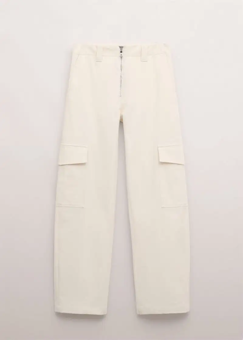 Pantalón tiro medio bolsillos cargo.