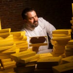 Entrevista a Ricardo V&eacute;lez junto a su palmera de chocolate. David Jar