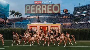 Bad Bunny vistió un conjunto diseñado por Zara durante el espectáculo del Super Bowl Bad Bunny vistió un conjunto diseñado por Zara durante el espectáculo del Super Bowl