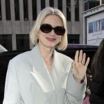 Naomi Watts con total look &lsquo;Cloud Dancer&rsquo;.