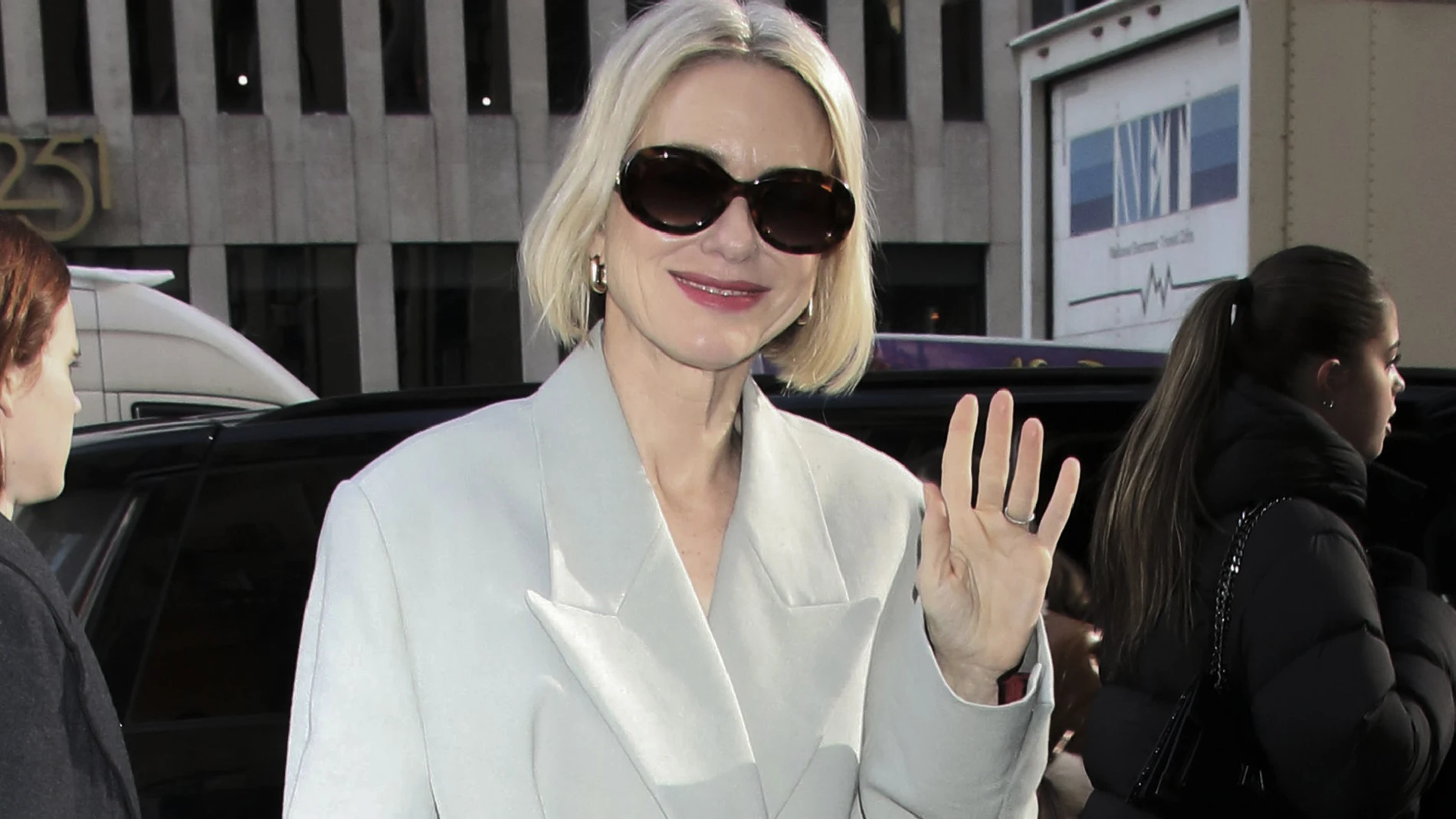 Naomi Watts con total look ‘Cloud Dancer’.