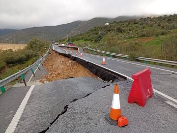 Vista de la carretera direcci&oacute;n Ronda a Algodonales A374, que conecta la provincia de C&aacute;diz y Sevilla