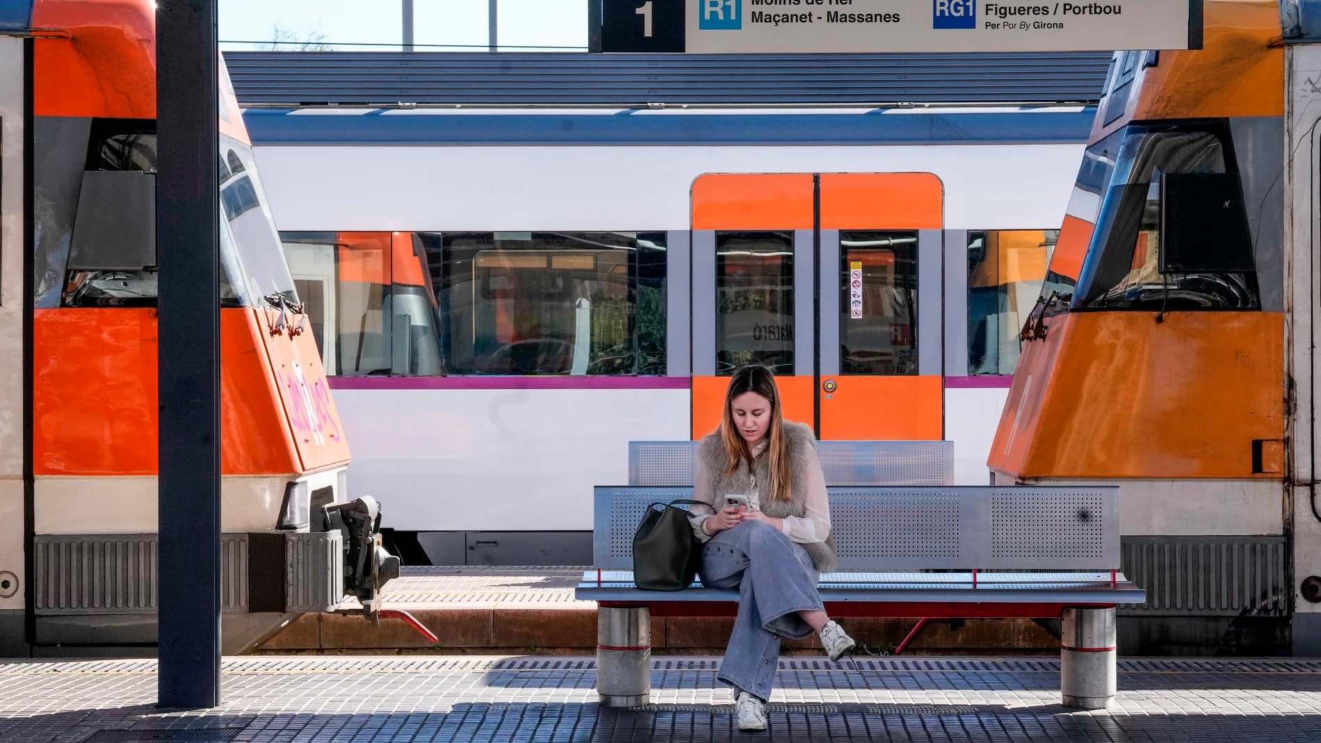 GRAFCAT8048. MATARÓ (BARCELONA), 09/02/2026.- Aspecto de la Estación de Mataró (Barcelona) este lunes cuando la huelga del sector ferroviario está agravando los problemas ya crónicos en las últimas tres semanas del servicio de Rodalies, que acumula importantes retrasos y cancelaciones desde primera hora, sin que se cumplan los servicios mínimos. EFE/Enric Fontcuberta