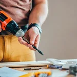 Por qué los taladros de percusión son necesarios para las paredes de España (y no valen los normales)