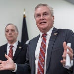 El presidente del Comit&eacute; de Supervisi&oacute;n de la C&aacute;mara de Representantes, James Comer, republicano por Kentucky, acompa&ntilde;ado a la izquierda por el representante Andy Biggs