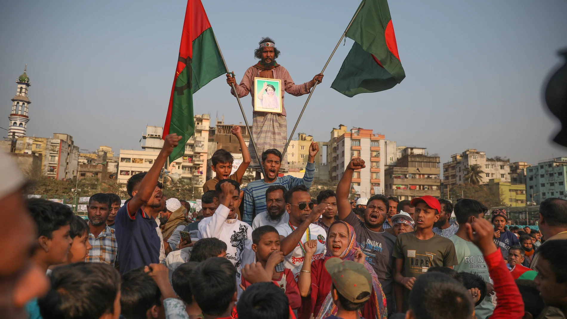 Dhaka (Bangladesh), 09/02/2026.- A Bangladesh Nationalist Party (BNP) supporter holds the national and a BNP party flag during an election campaign rally at the Gandaria Dhupkhola Math in Old Dhaka, Bangladesh, 09 February 2026. Political parties across the country on 22 January officially began their campaigns for the 13th parliamentary election. The national election and a referendum on the proposed July National Charter constitutional reforms are set for 12 February 2026. EFE/EPA/MONIRUL A...