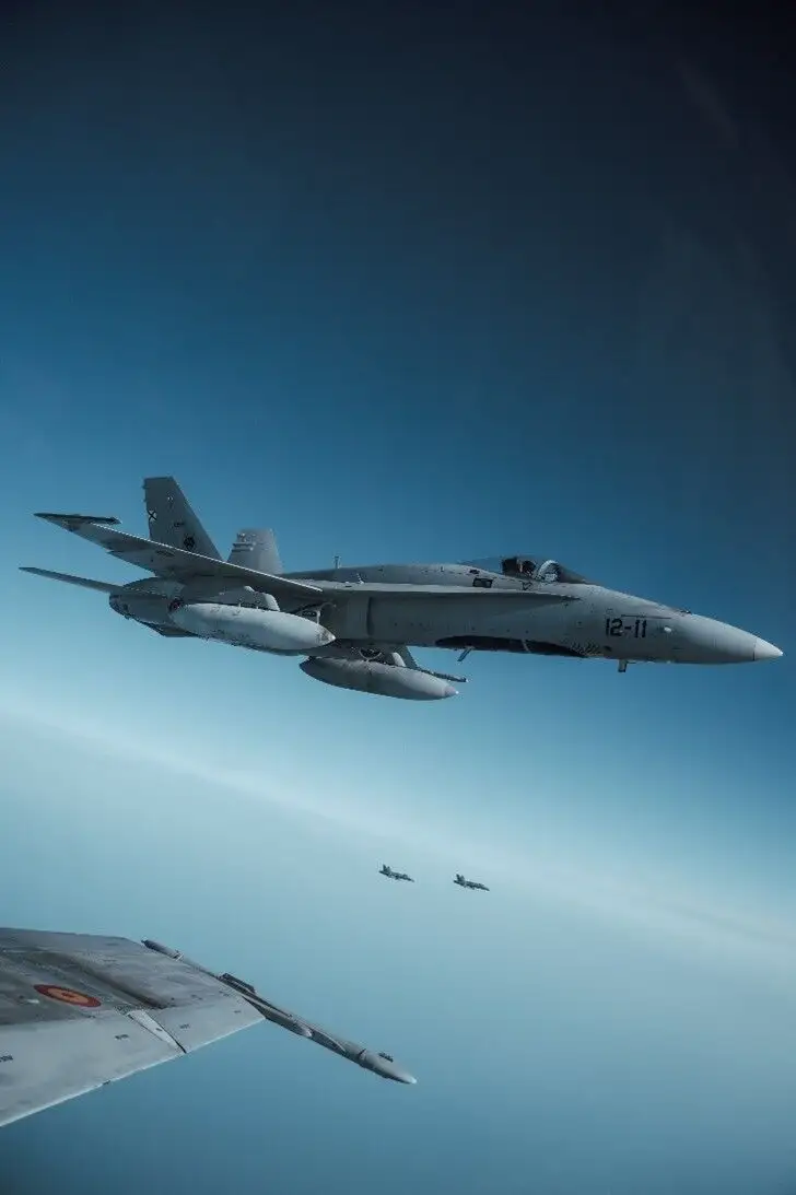 F-18 del Ala 12 en vuelo