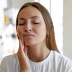 NI refrescos ni zumos: estos son los alimentos que debes evitar para acabar con la sensaci&oacute;n de fr&iacute;o en los dientes