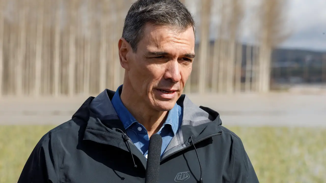 Bruselas avisa a Sánchez: la regularización de ilegales en España "puede ser un cheque en blanco" que perjudique al resto de la UE