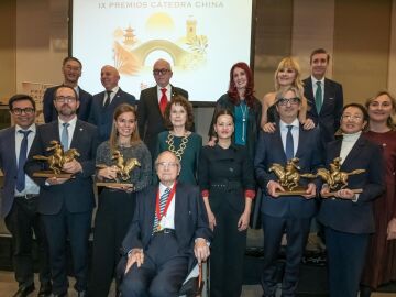 Foto de familia con los premiados, al t&eacute;rmino de la gala