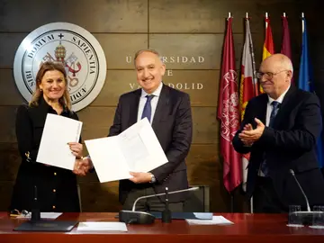 El rector, Antonio Largo; la presidenta de Aeice, Estíbaliz González de la Serna; el director de la cátedra, Juan Luis de las Rivas, y el consejero de Economía y Hacienda, Carlos Fernández Carriedo, en la presentación de la primera cátedra nacional que conectará el talento El rector, Antonio Largo; la presidenta de Aeice, Estíbaliz González de la Serna; el director de la cátedra, Juan Luis de las Rivas, y el consejero de Economía y Hacienda, Carlos Fernández Carriedo, en la presentación de la primera cátedra nacional que conectará el talento