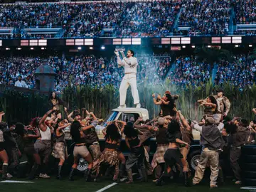 Bad Bunny vistió un conjunto diseñado por Zara durante el espectáculo del Super Bowl SANTA CLARA (ESTADOS UNIDOS), 09/02/2026.-, El cantante puertorriqueño Bad Bunny durante su actuación en el descanso del Super Bowl en Santa Clara, California, Estados Unidos. El conjunto blanco con el que la estrella puertorriqueña Bad Bunny actuó en el descanso del Super Bowl fue diseñado por la marca española Zara, según informó este domingo la revista Vogue. EFE/Acoustyle / SOLO USO EDITORIAL/SOLO DISPONIBLE PARA ILUSTRAR LA NOTICIA QUE ACOMPAÑA (CRÉDITO OBLIGATORIO)