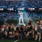 Bad Bunny visti&oacute; un conjunto dise&ntilde;ado por Zara durante el espect&aacute;culo del Super Bowl