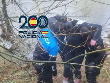 Agentes de la Policía Nacional rescatan a una menor en León Agentes de la Policía Nacional rescatan a una menor en León