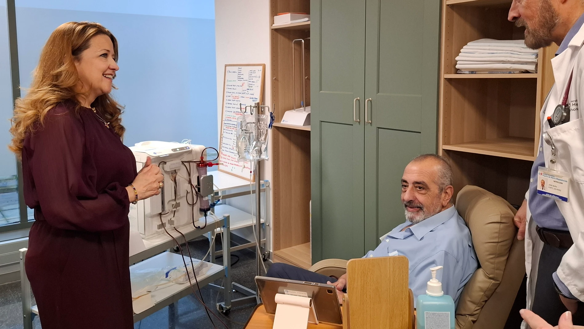 MAJADAHONDA (MADRID), 10/02/2026.- La consejera de Sanidad de la Comunidad, Fátima Matute, ha visitado este martes el Hospital Universitario Puerta de Hierro que ha puesto en marcha la Casa Renal, un programa pionero en España que permite a los pacientes con insuficiencia renal, como Roberto, realizar tratamientos de diálisis en su domicilio. EFE/ Isabel Rodríguez Ramiro