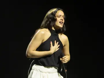 La cantante española Rosalía prepara una tortilla de patatas en una entrevista con Vogue GRAF8555. BOGOTÁ (COLOMBIA), 10/02/2026.- Fotografía de archivo del 29 de enero de 2026 que muestra a la cantante española Rosalía cantando durante un concierto en Barcelona (España). Rosalía preparó una tortilla de patatas en una entrevista con la revista Vogue, un día antes de publicar el videoclip 'Sauvignon Blanc', una de las canciones más escuchadas de su más reciente producción musical 'LUX'. EFE/ Marta Pérez