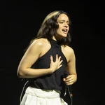 La cantante española Rosalía prepara una tortilla de patatas en una entrevista con Vogue