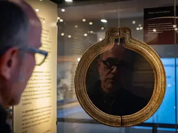 El espejo de obsidiana del Museo de Ciencias Naturales de Madrid; y reflejado en él, el rostro del hombre que custodia la joya azteca, Américo Cerqueira El espejo de obsidiana del Museo de Ciencias Naturales de Madrid; y reflejado en él, el rostro del hombre que custodia la joya azteca, Américo Cerqueira